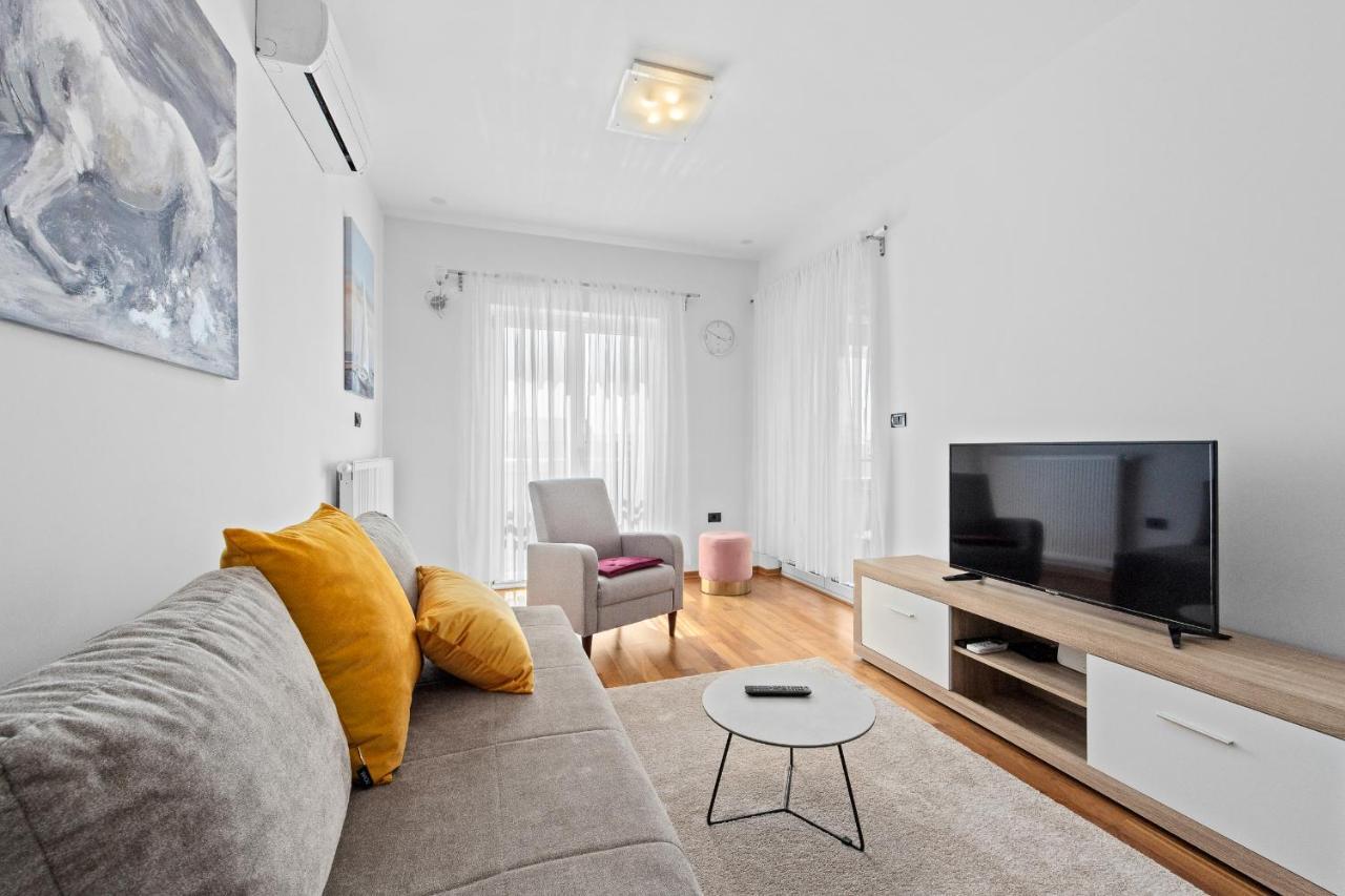 Feniks Fazana Apartman Bagian luar foto