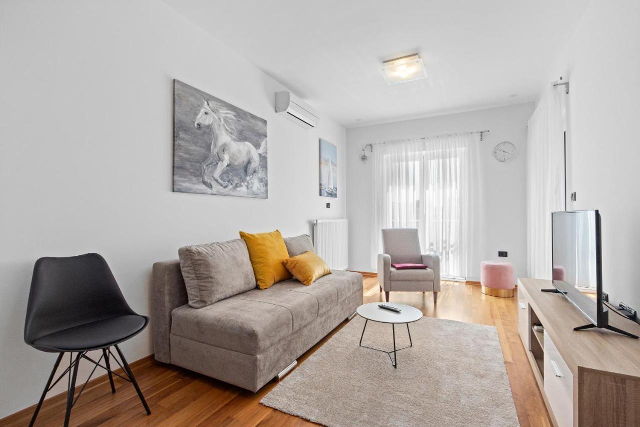 Feniks Fazana Apartman Bagian luar foto