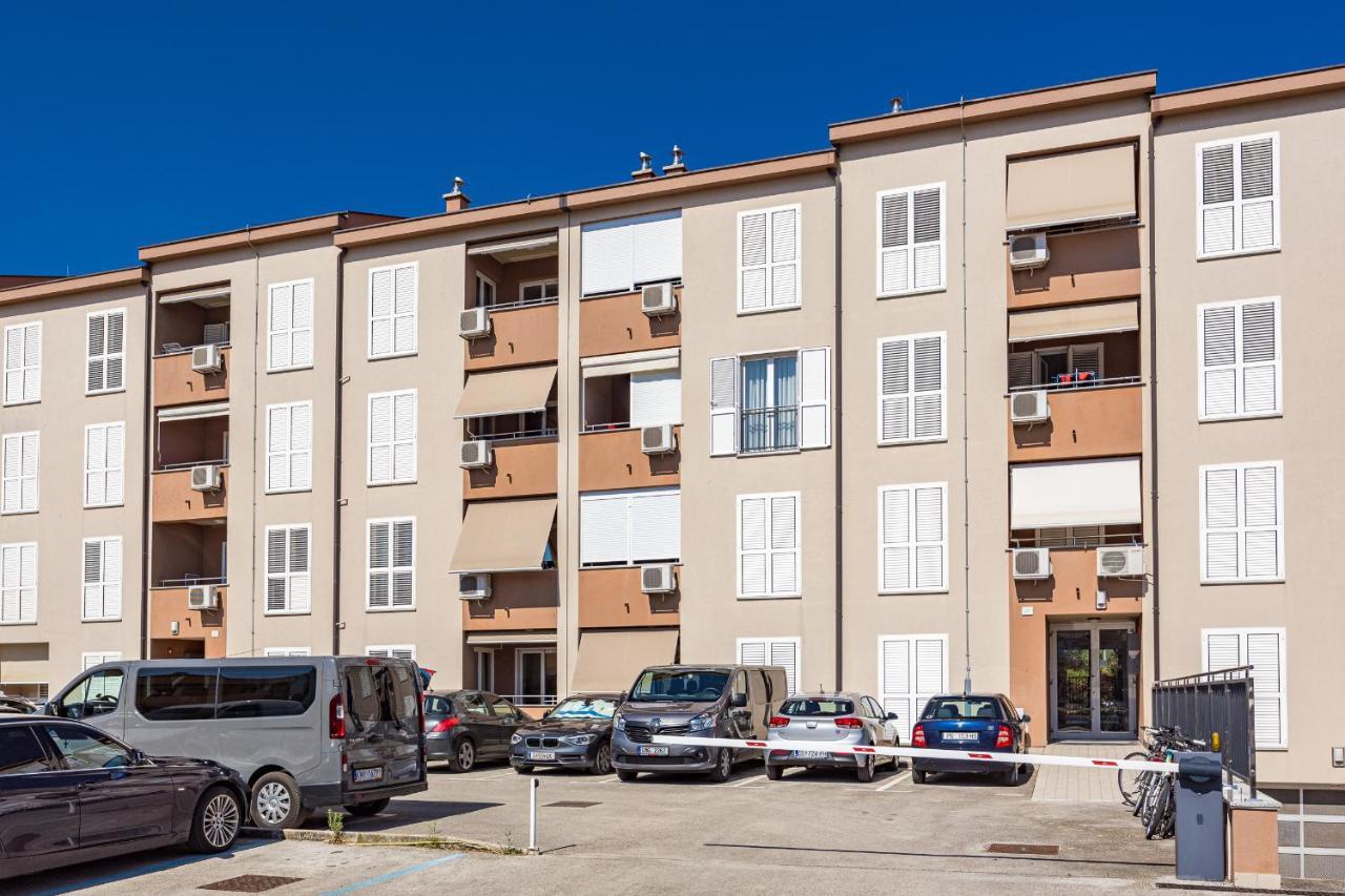 Feniks Fazana Apartman Bagian luar foto