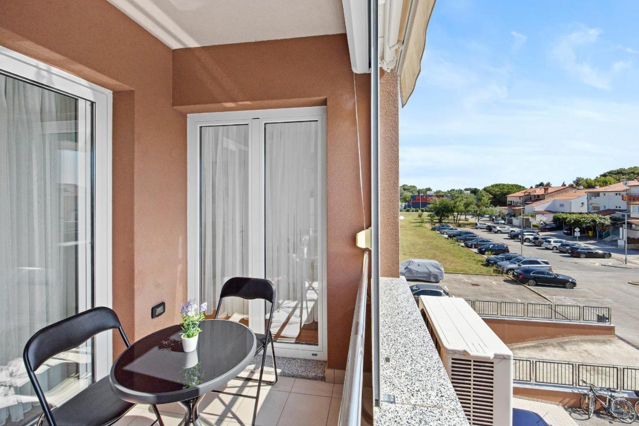 Feniks Fazana Apartman Bagian luar foto